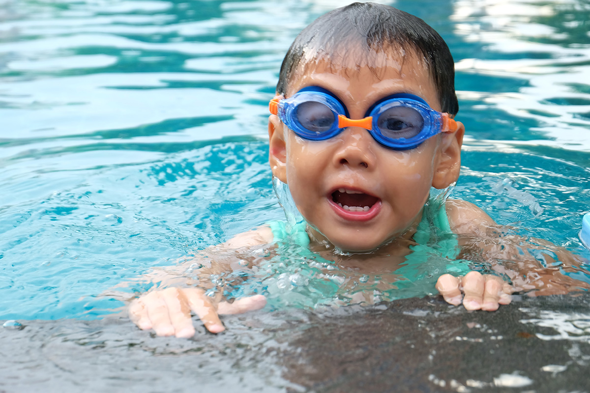 Child swimming with goggles